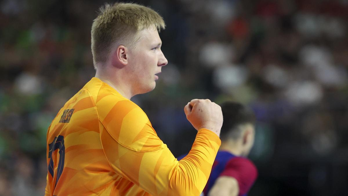 Emil Nielsen, el portero del Barça, celebra una parada suya al Kiel en la semifinal de la Champions en Colonia.