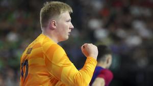 Emil Nielsen, el portero del Barça, celebra una parada suya al Kiel en la semifinal de la Champions en Colonia.