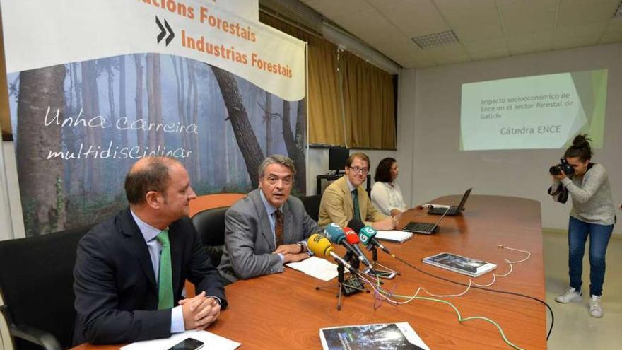 Antonio Casal, Enrique Valero, Alejandro Oliveros y María Castellanos Vicente, ayer, en la presentación del nuevo estudio sobre Ence. // G. S.