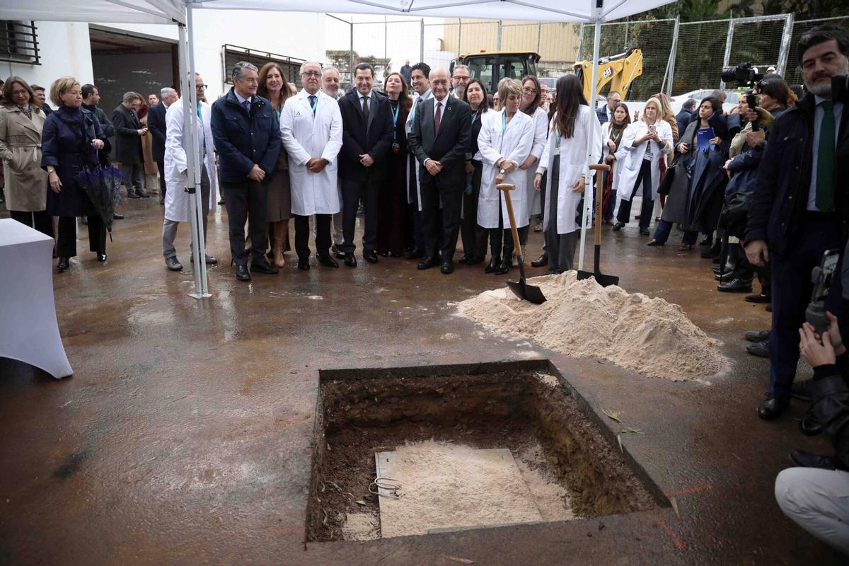 MLG 02-02-2026.-El presidente de la Junta de Andalucía, Juanma Moreno, coloca la primera piedra del Hospital Virgen de la Esperanza.