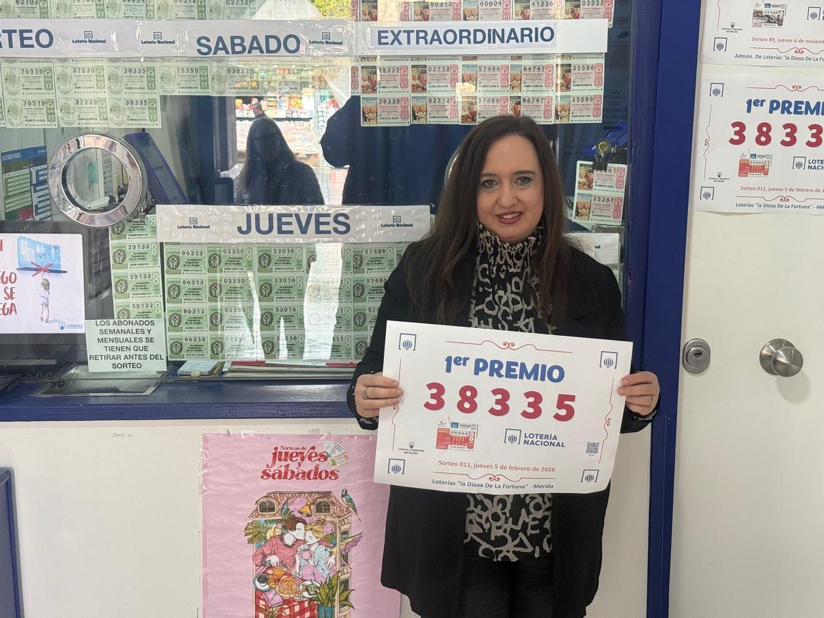 Ana Vera, en La Diosa Fortuna (Mérida), con el cartel del primer premio.