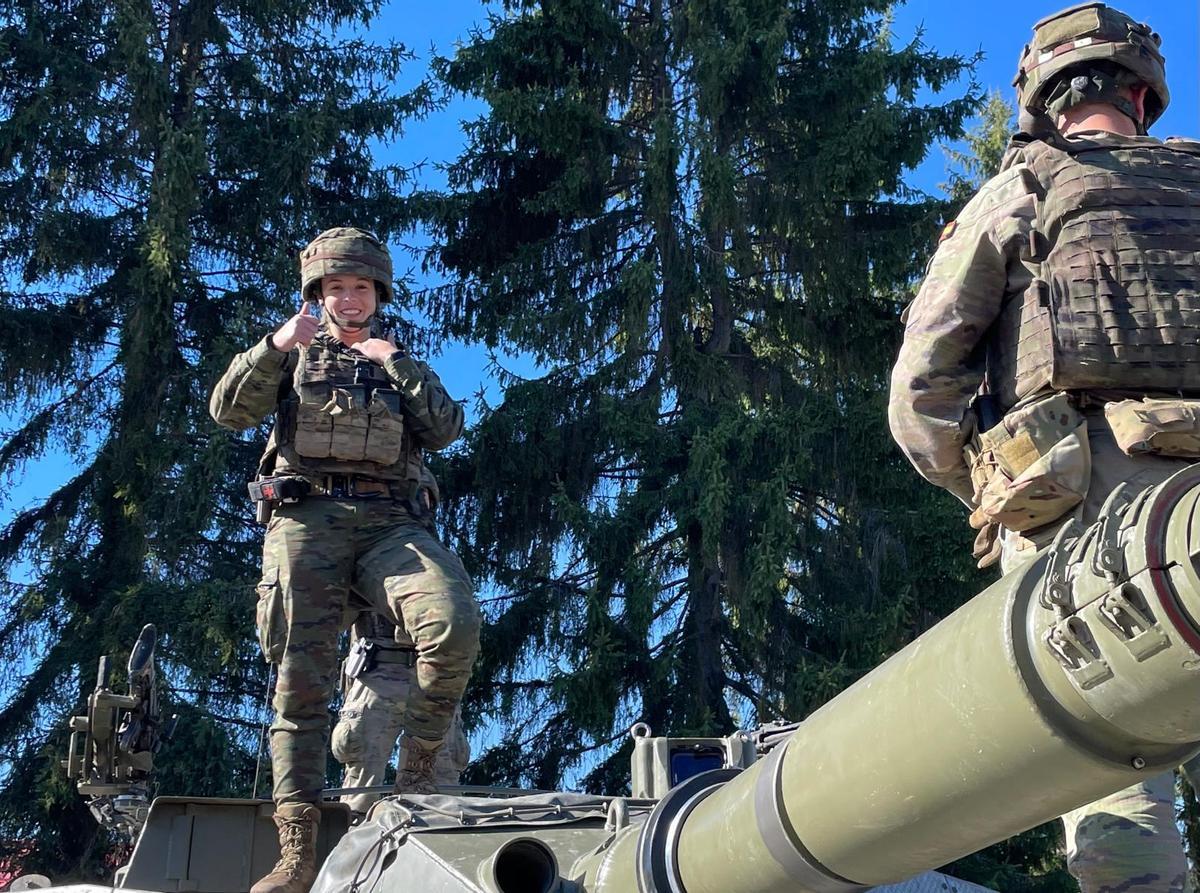 Una paracaidista española saluda desde lo alto de su Centauro tras la toma simulada de una población en Eslovaquia.
