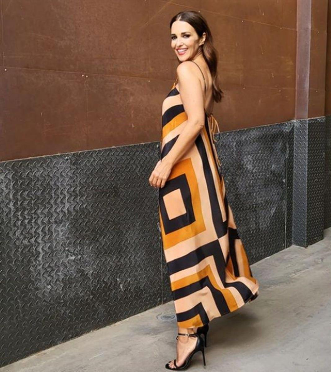 Paula Echevarría con vestido geométrico satinado de Mango