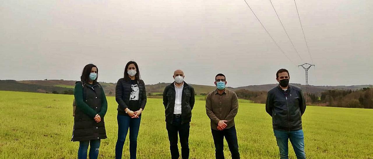 Rego con Vilariño y miembros del BNG en terrenos de la aldea de Os Porcallos. |