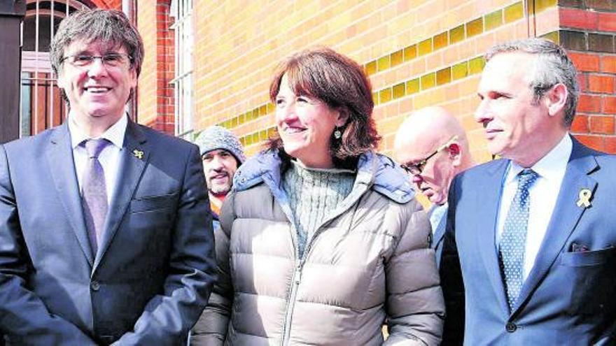 Puigdemont i Alay, amb Elisenda Paluzie (ANC), en una imatge d’arxiu de l’any 2019 | DDG