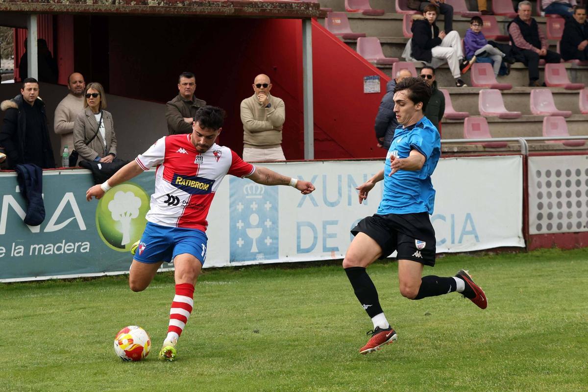 Carlos Torrado en uno de los centros que efectuó desde la derecha.