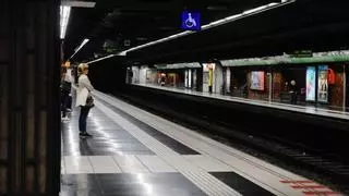 Muere un hombre al caer a las vías del metro en la estación de Diagonal