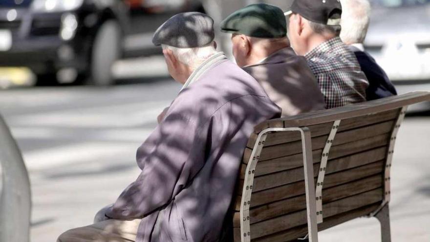 Varios ancianos en un banco.