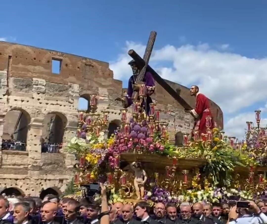 17/05/2025 La Cofradía del Dulce Nombre de Jesús Nazareno de León vive una jornada histórica en Roma. El paso Nuestro Padre Jesús Nazareno, titular de la Cofradía Dulce Nombre de Jesús Nazareno de León, ha protagonizado este sábado una jornada histórica en Roma con su participación en la Gran Procesión del Jubileo de las Cofradías, uno de los actos más emblemáticos del Año Santo 2025, en el que ha estado arropado por más de un millar de personas, entre hermanos y acompañantes. SOCIEDAD COFRADÍA DEL DULCE NOMBRE DE JESÚS NAZARENO