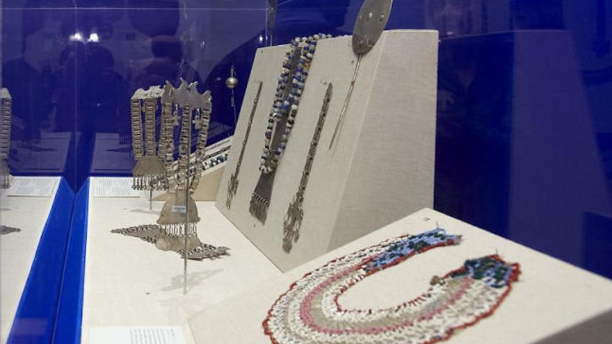 Un hombre observa parte de las piezas de la exhibición de arte de los indios Mapuche de Chile titulada "Lágrimas de la luna, arte y cosmología Mapuche".