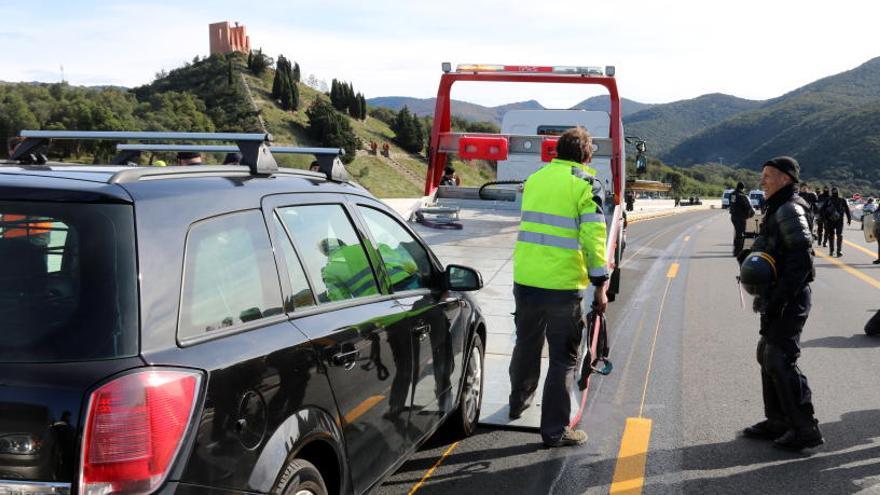 Imatge d&#039;una grua enduent-se un cotxe al tall de l&#039;AP-7