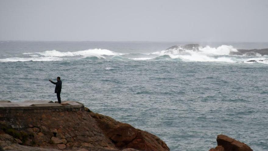 Una persona en la costa de A Coruña.