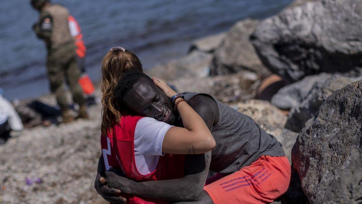 El joven senegalés Abdou y una voluntaria de Cruz Roja fundiéndose en un abrazo.