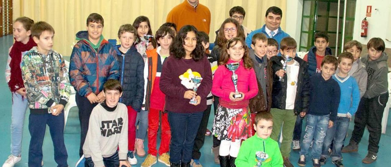 Foto de familia del torneo escolar que se disputó en el Colegio S&#039;Alzinar de Capdepera.