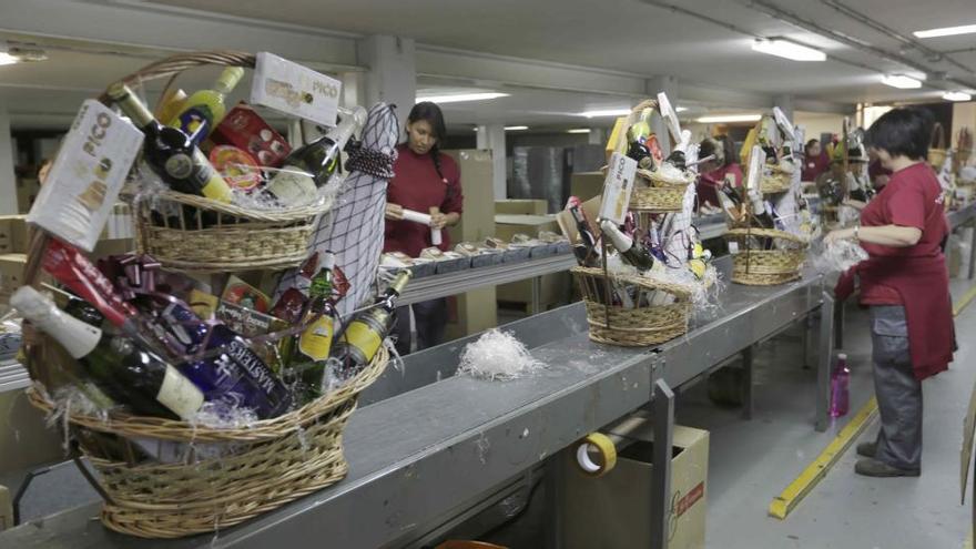 Preparación de las cestas en Lotes de España. J. Aleixandre