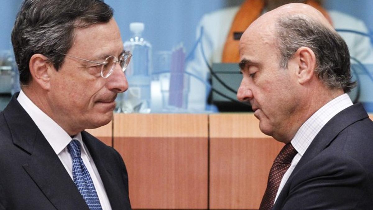 El presidente del BCE, Mario Draghi, y el ministro de Economía, Luis de Guindos.