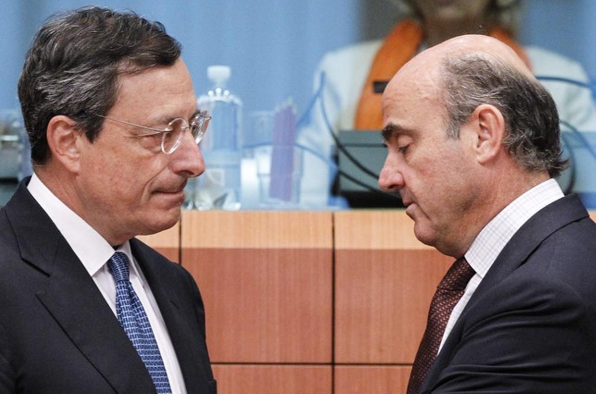 El presidente del BCE, Mario Draghi, y el ministro de Economía, Luis de Guindos.