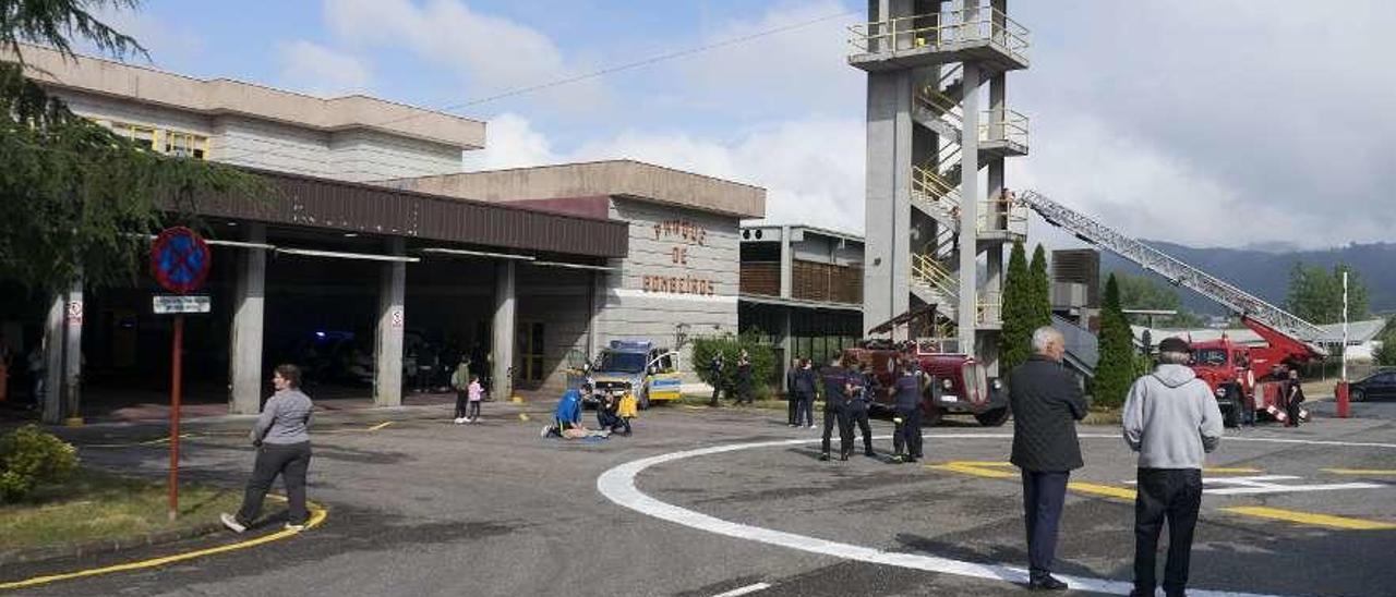 El parque de bomberos del Concello de Ourense. Abajo, el diputado de Cooperación, Pablo Pérez. // E. Sarmiento/ B. Lorenzo