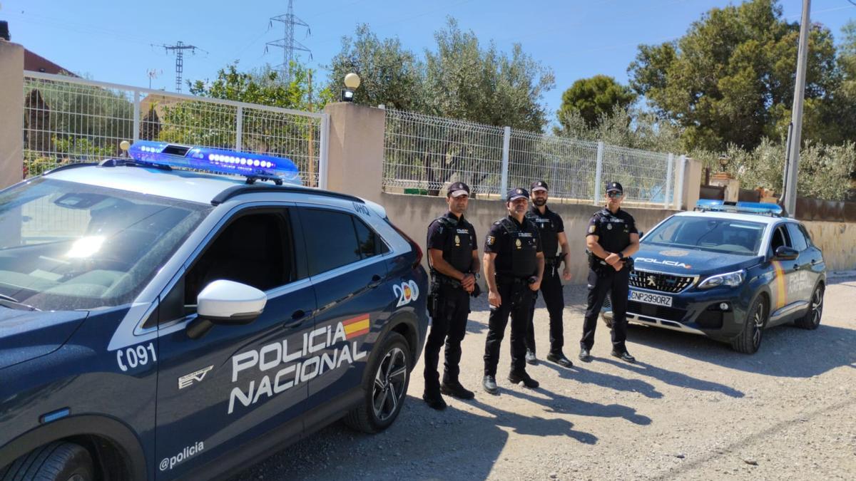 Los miembros de la Policía Nacional que rescataron a las dos mujeres del incendio de su casa en Molina.