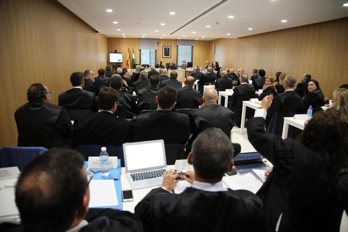 comienza el juicio de la denominada operación Fénix caso fenix en la que están encausadas 130 personas, empresarios y sociedades del sector de la joyeria por delitos de fraude a la Hacienda pública en la Ciudad de la Justicia