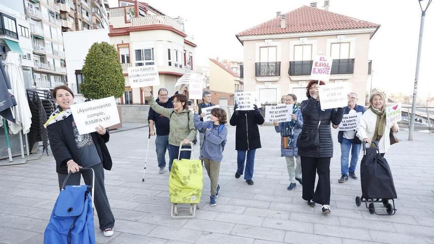 Los vecinos del Raval Roig de Alicante salen a la calle para reclamar accesibilidad y mejoras en el barrio