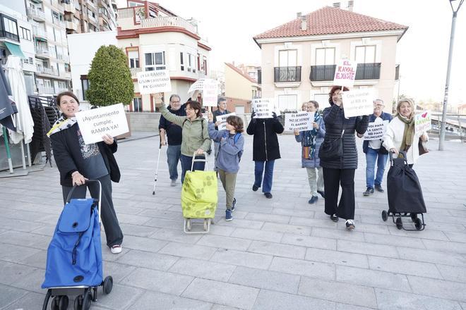 Los vecinos del Raval Roig de Alicante salen a la calle para reclamar accesibilidad y mejoras en el barrio