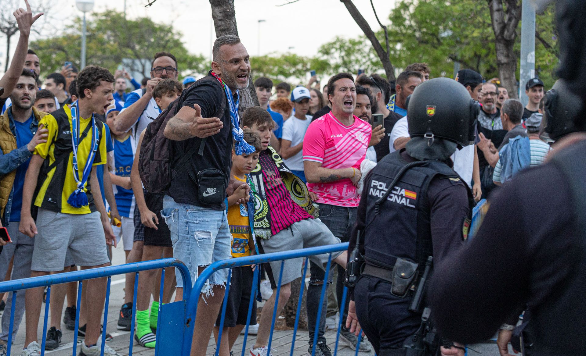 Protestas dentro y fuera del estadio del Rico Pérez