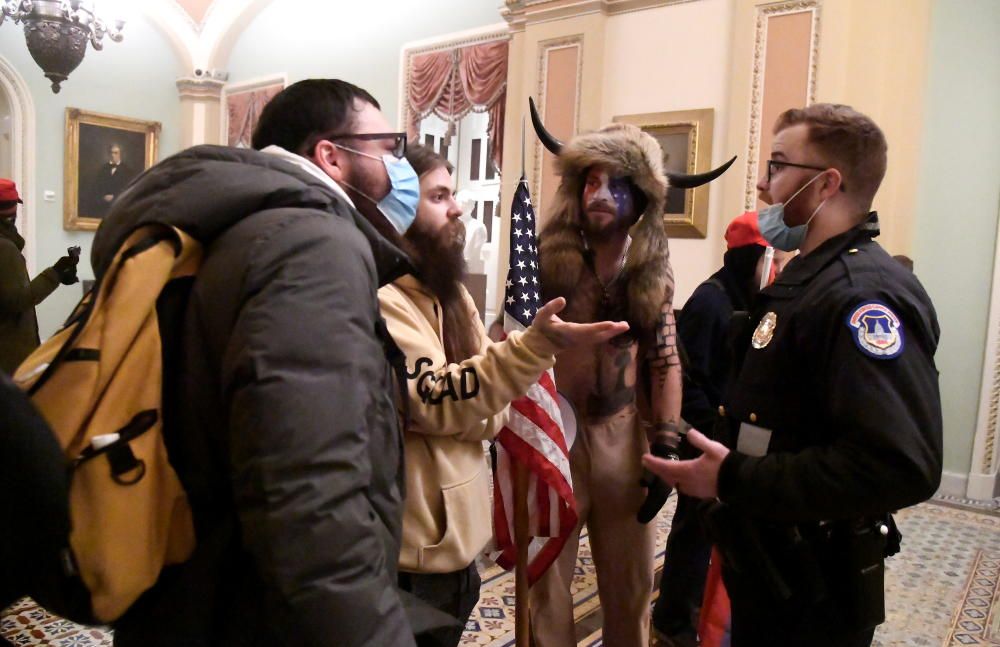 Una torba de seguidors de Trump assalta el Capitol