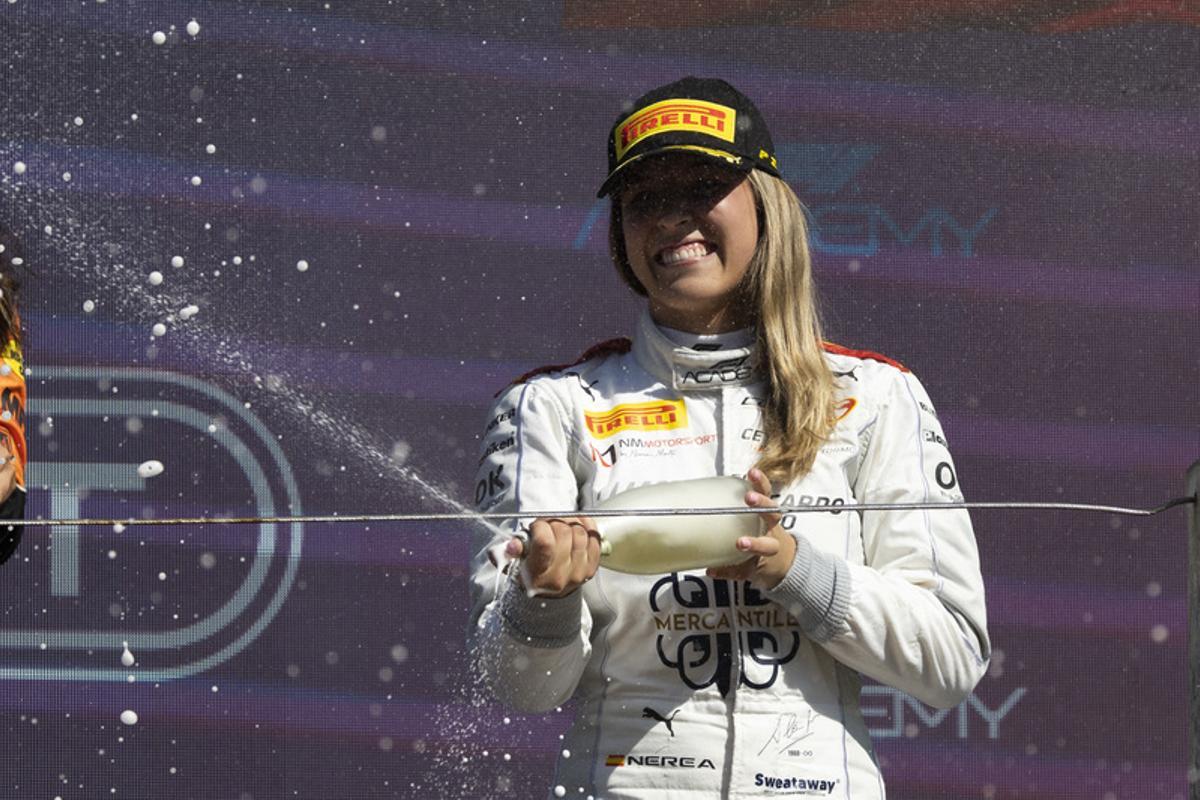 Nerea Martí celebra un podio de la F1 Academy
