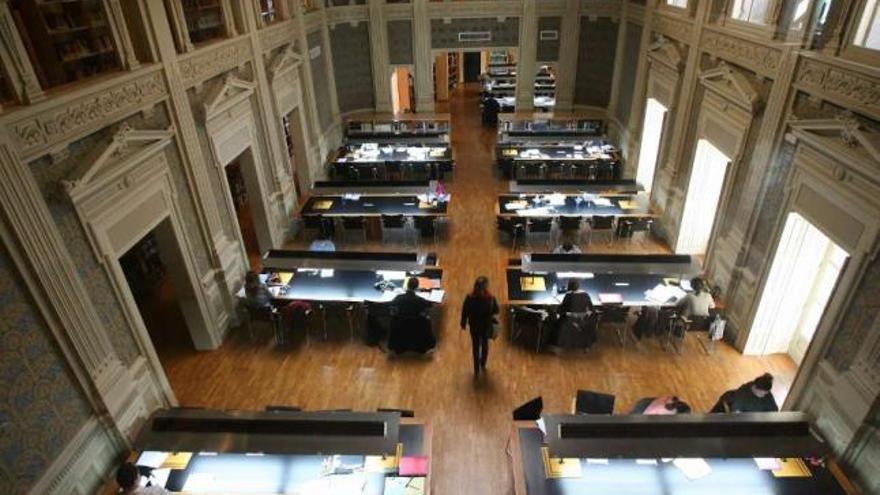 Sala de lectura y estudio de la biblioteca central &quot;Juan Compañel&quot;, en Joaquín Yáñez.  // Marta G. Brea