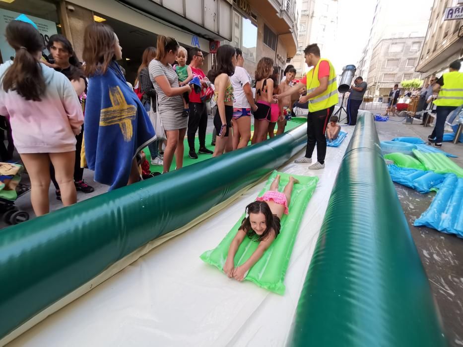 Un tobogán acuático para dar la bienvenida al verano en Marín