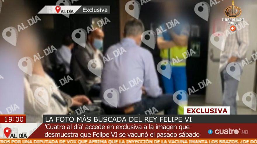 El rey Felipe VI, instantes después de recibir la vacuna