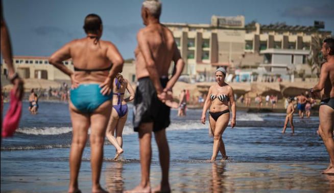 El Médano lleno de bañistas.