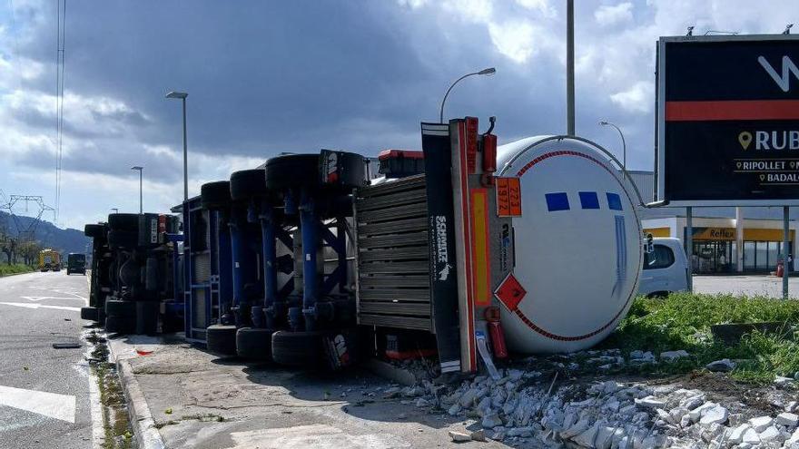 Camión de gas licuado que ha volcado en Molins de Rei.