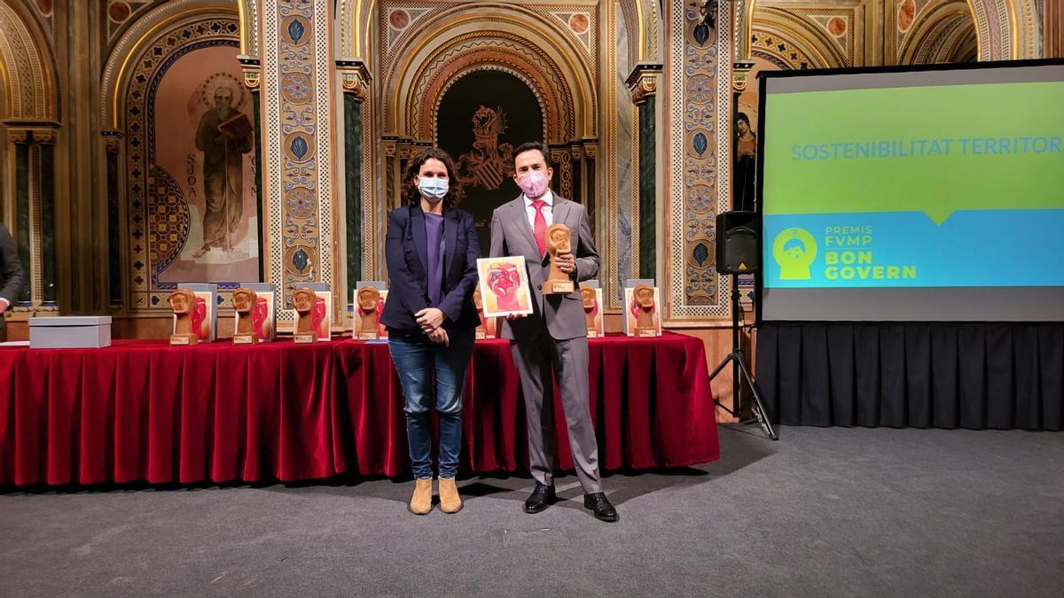 El alcalde de Canet recogiendo el premio