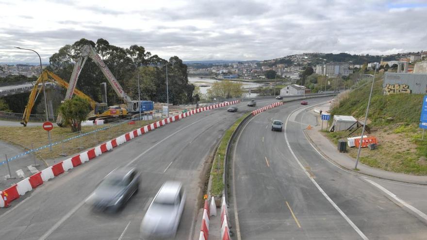 Los vehículos vuelven a circular por A Pasaxe tras el derribo del viaducto del Chuac