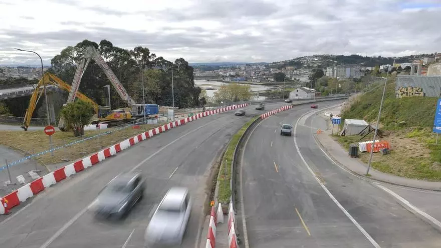 Los vehículos vuelven a circular por A Pasaxe tras el derribo del viaducto del Chuac