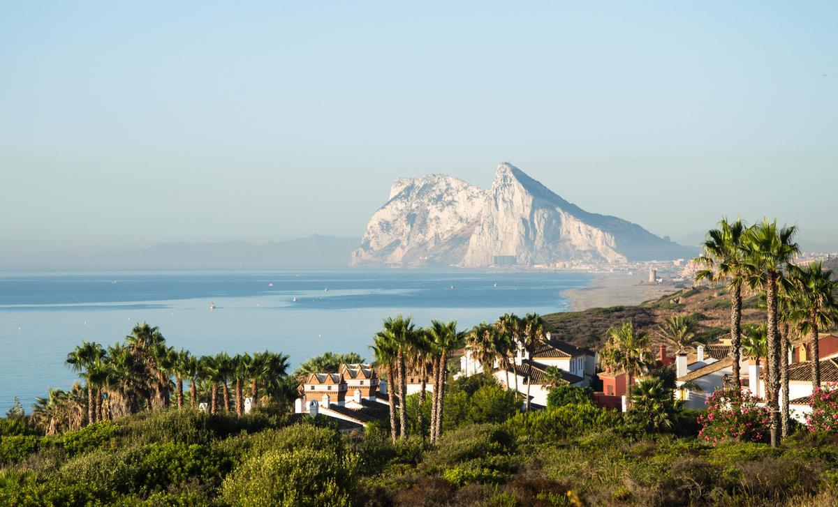 Vista lejana del Peñón de Gibraltar