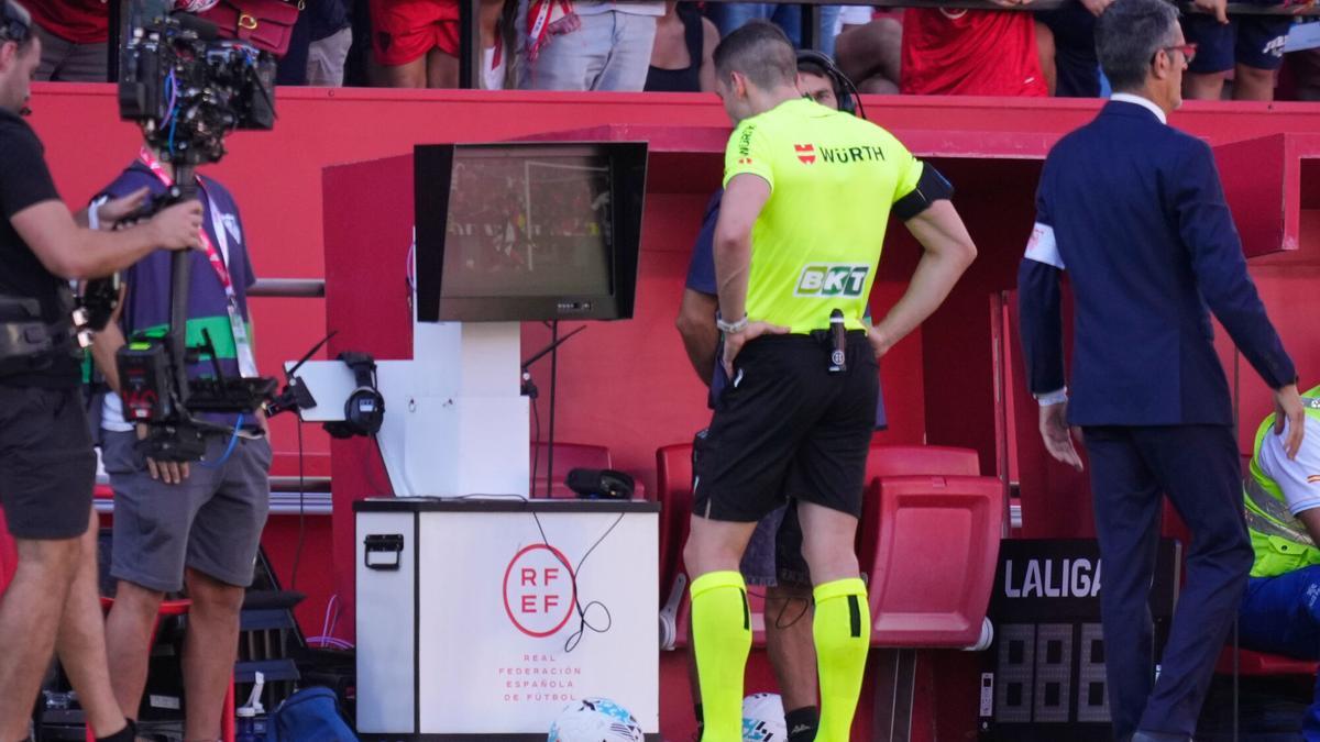 El audio del VAR del polémico penalti de Araujo a Isaac Romero en el Sevilla - Barça