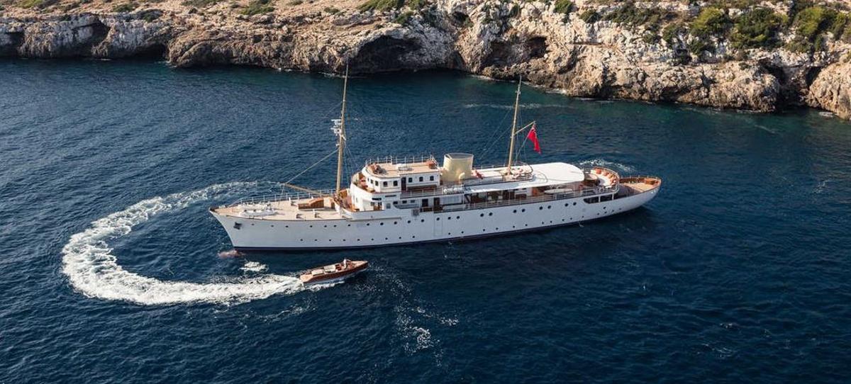 Atraca en Ibiza el 'Shemara', un barco que sirvió a la Marina Real Británica y que luego protagonizó unas locas fiestas
