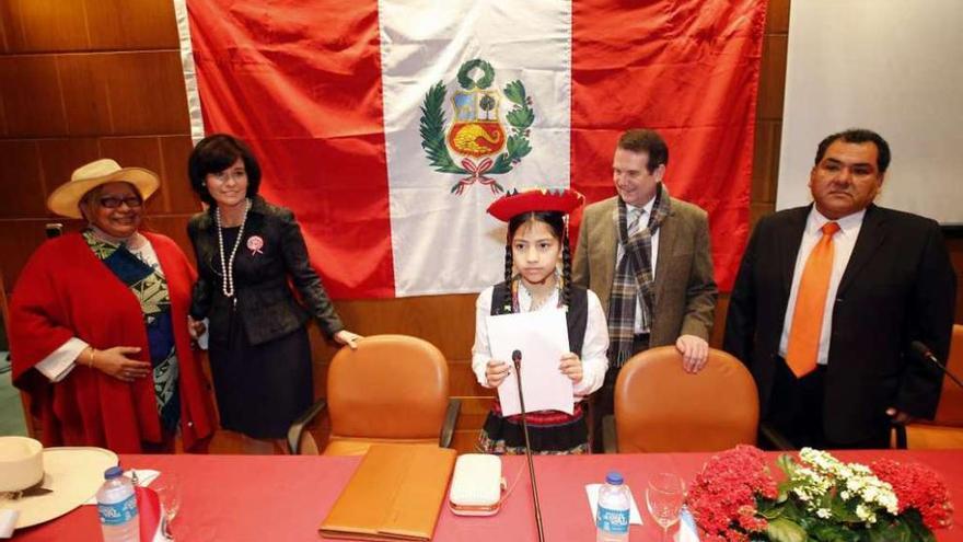 Luisi Motta, Rosa Fernández-Montenegro, una joven peruana, Abel Caballero y Gerber Martínez. // M.G. Brea