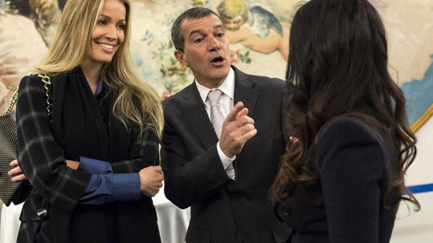 El actor y director Antonio Banderas(c) conversa con la cantante Diana Navarro(d) ante la mirada de su novia Nicole Kimpel (i) tras recoger de manos de la presidenta de la Junta de Andalucía, Susana Díaz, uno de los premios que otorga el periódico &#039;Málaga Hoy&#039;.