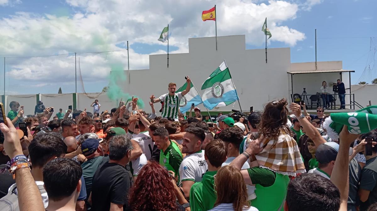El Juventud Torremolinos y su afición celebran el ascenso.