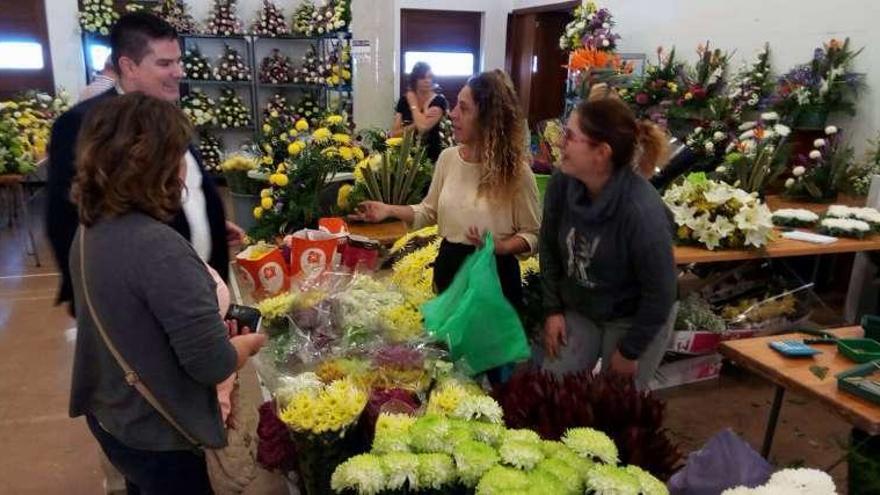 Charlín conversa con Delia Fontán, en el centro. // Noé Parga