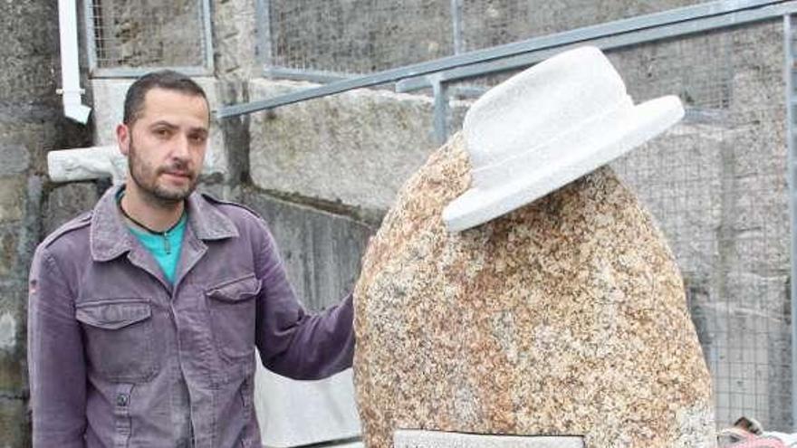 El artista Pablo González ultima el monumento a Montenegro. // S.A.