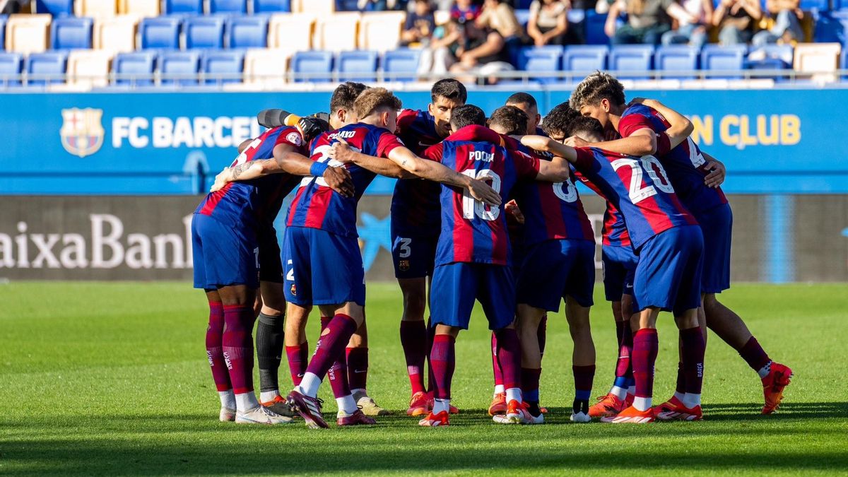 Los jugadores del Barcelona Atlétic, antes de enfrentarse al Ibiza en la semifinal por el ascenso.