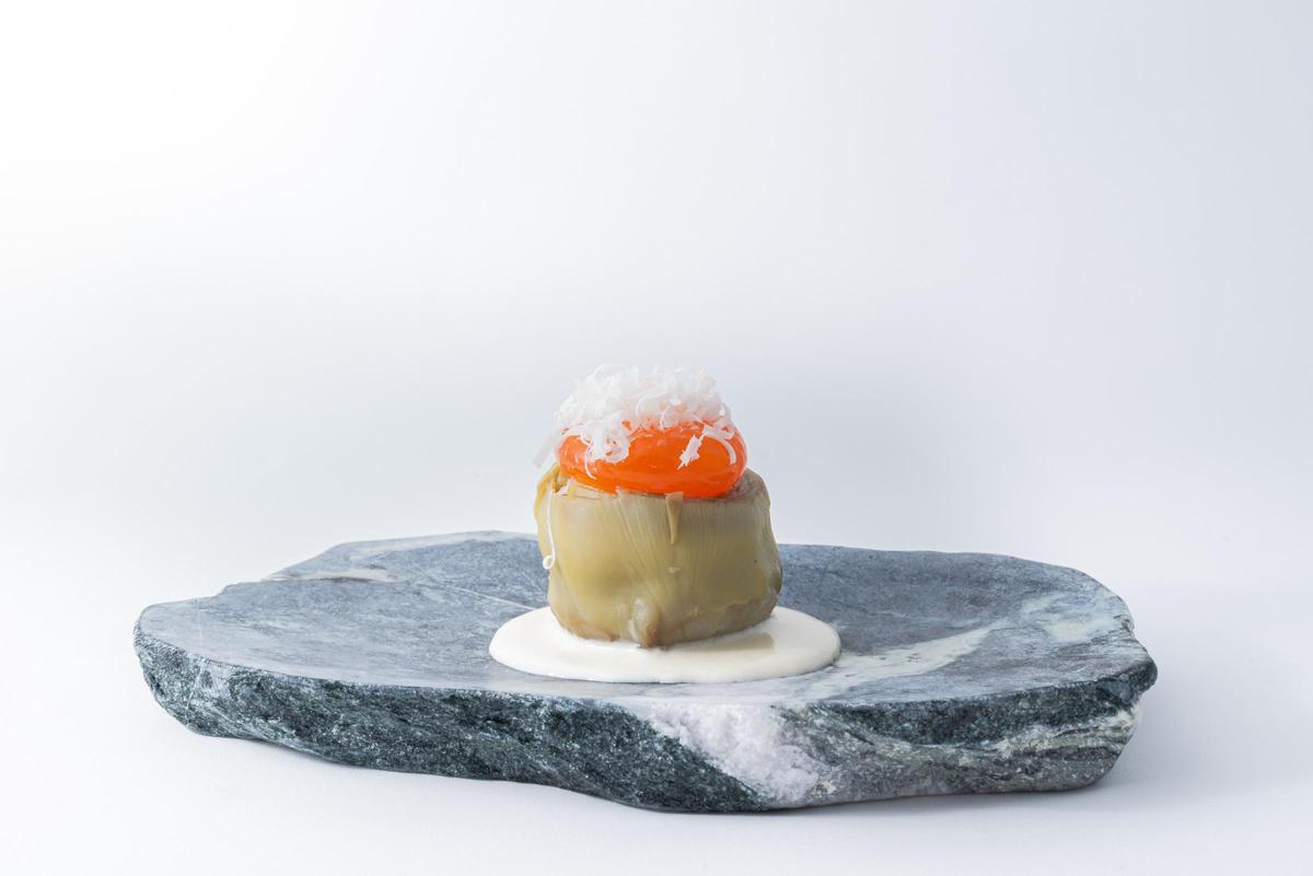 NH Vigo. ALCACHOFA RELLENA DE MEJILLÓN, YEMA CURADA Y CREMA DE ALMEJAS