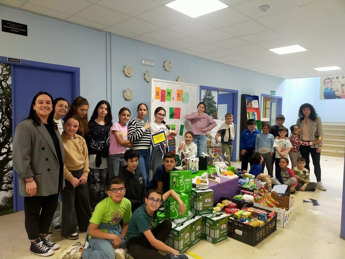 Alumnos del CEIP de A Bandeira con la edil Ángela Troitiño.