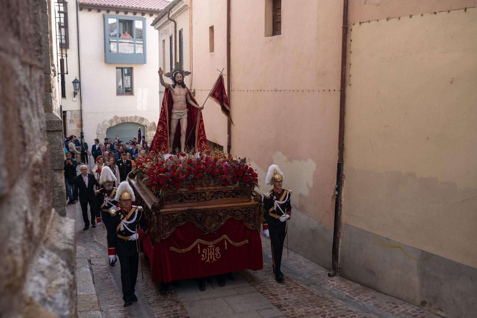 GALERÍA | Así ha sido el encuentro de Jesús Resucitado y su madre en la Plaza Mayor