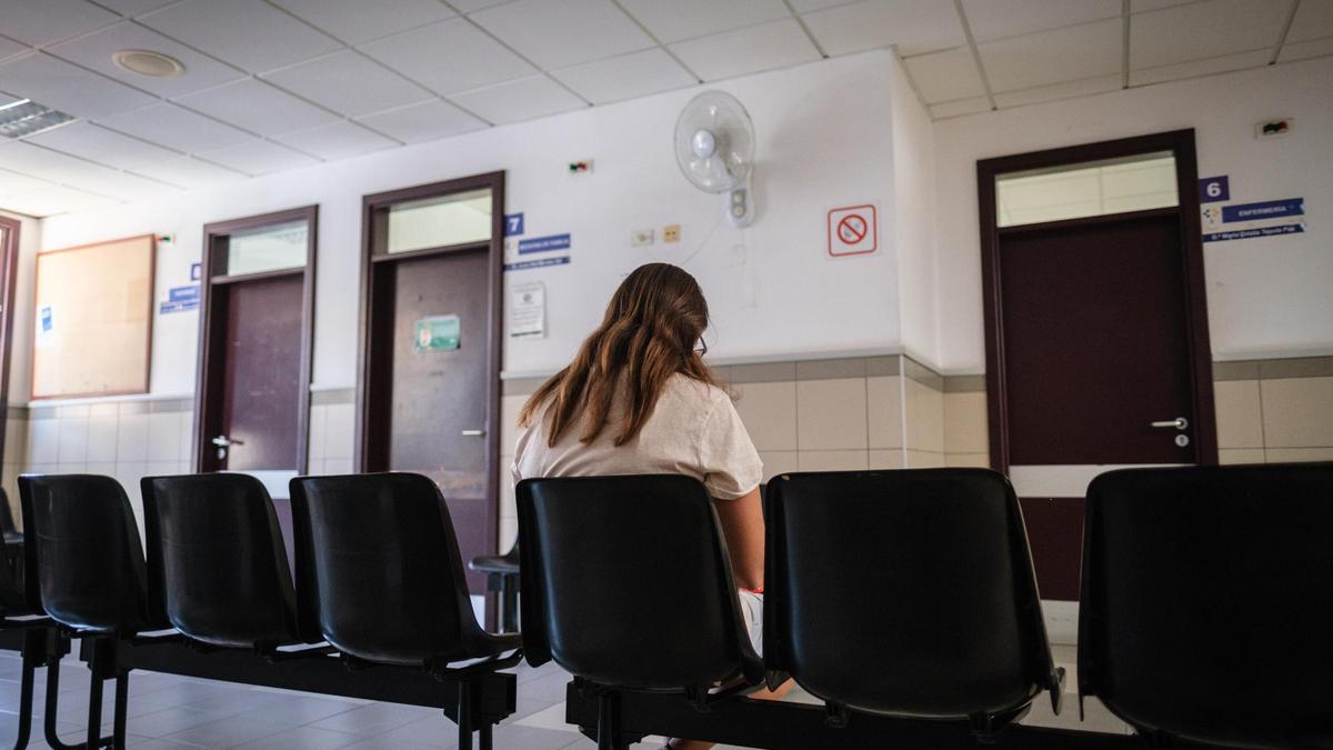 Una mujer en la sala de espera del Centro de Salud de Candelaria.